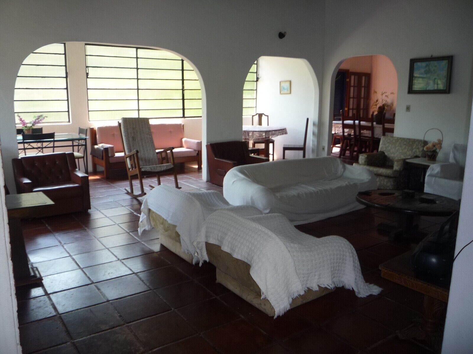 Älytelevisio, takka, pöytätennispöytä