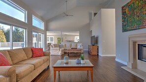 TV, peis, bordtennis og stereoanlegg