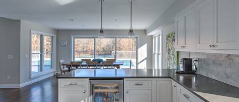 Mikrobølgeovn, kaffetrakter/tekoker, brødrister og kjøkkenutstyr