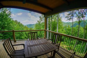 Outdoor dining - Mountain Views - Hot Tub - Fire Pit - 4WD-AWD (Bryson City)
