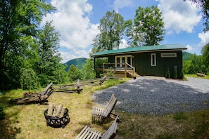 Exterior - Clingmans View Chalet-Mountain Views - Hot Tub - Fire Pit - 4WD-AWD (Bryson City)