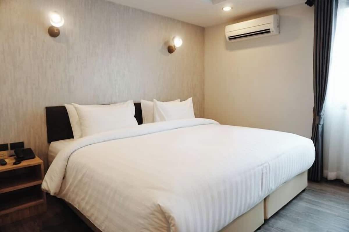 Blackout drapes, free WiFi, bed sheets
