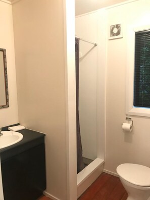 Shower, perlengkapan mandi gratis, pengering rambut, dan jubah mandi