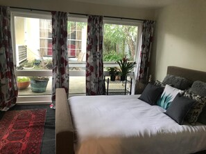 Egyptian cotton sheets, premium bedding, individually decorated - Prodigal Daughter Gourmet Lodge (Martinborough)