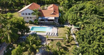 Russell Villas Garden House, i accommodation, Authentic Island vibe, Gated