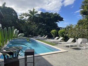 Una piscina al aire libre