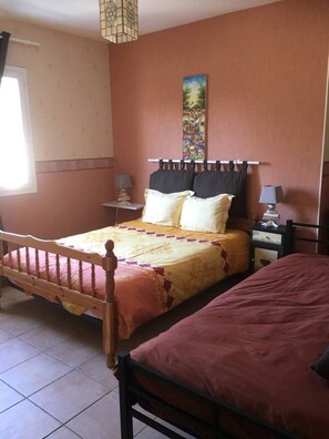 4 chambres, coffres-forts dans les chambres, fer et planche Ă repasser