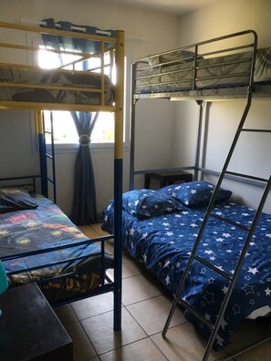 4 chambres, coffres-forts dans les chambres, fer et planche à repasser