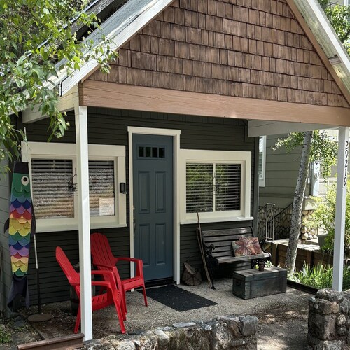 Cabin on Upper Sacramento River - River Access and Beach