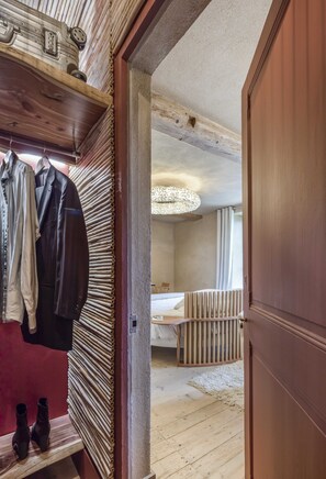 Interior - Cocoon suite in a former silk factory A la Galicière (Chatte)