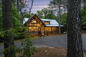 Exterior - New Honeymoon Cabin! King Bed, Hot Tub, 2 Fireplaces & Rain Shower (Broken Bow)