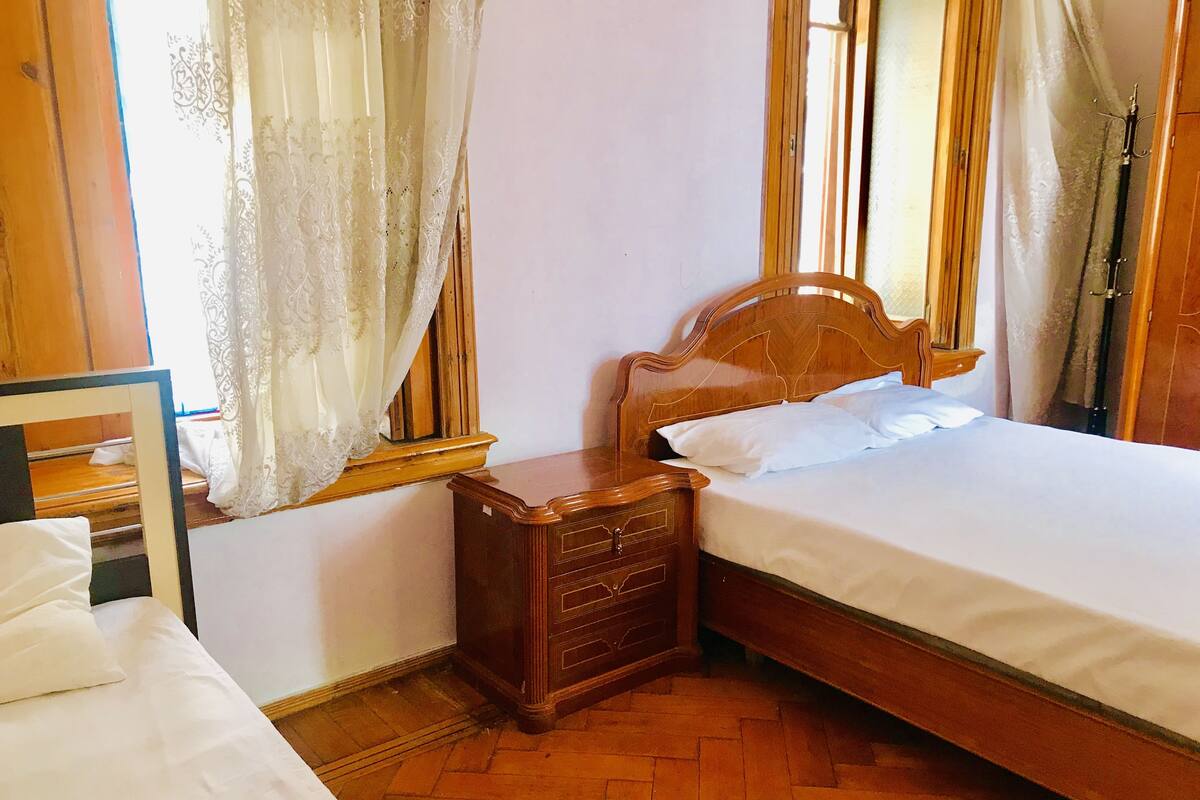 Iron/ironing board, rollaway beds, free WiFi