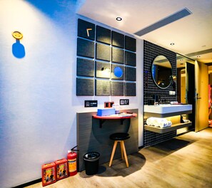 Decoración personalizada, muebles diferentes y cortinas blackout 