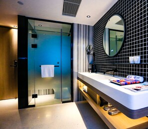 Decoración personalizada, muebles diferentes y cortinas blackout