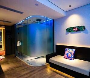 Decoración personalizada, muebles diferentes y cortinas blackout