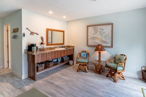 Smart-TV, DVD-spiller, bøker og filmbibliotek