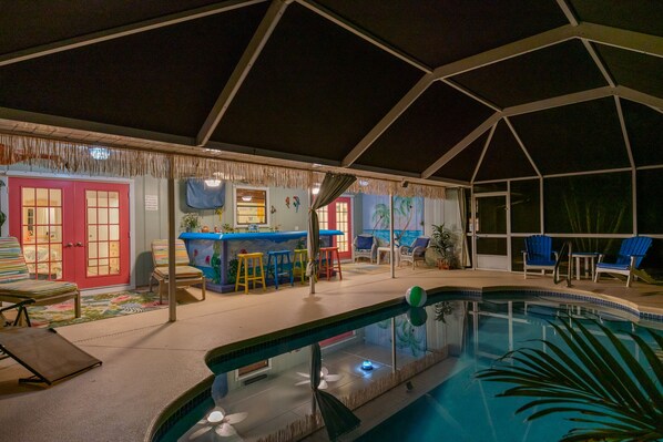 Utendørsbasseng og et oppvarmet basseng