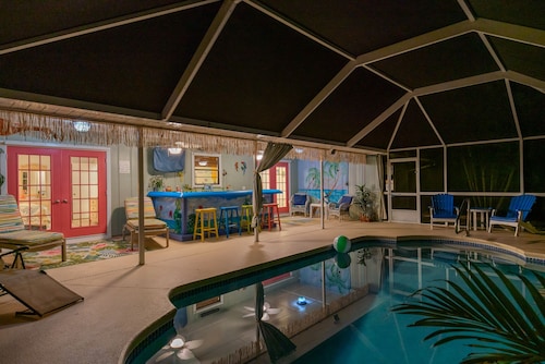 Cabana Paradise! Heated Pool, Poolside TV and Tiki Bar, Near Beaches!
