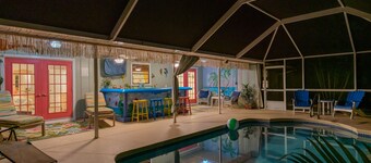 Cabana Paradise! Heated Pool, Poolside TV and Tiki Bar, Near Beaches!