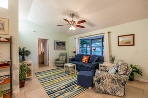 Smart-TV, DVD-spiller, bøker og filmbibliotek