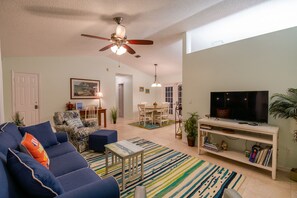 Smart-TV, DVD-spiller, bøker og filmbibliotek