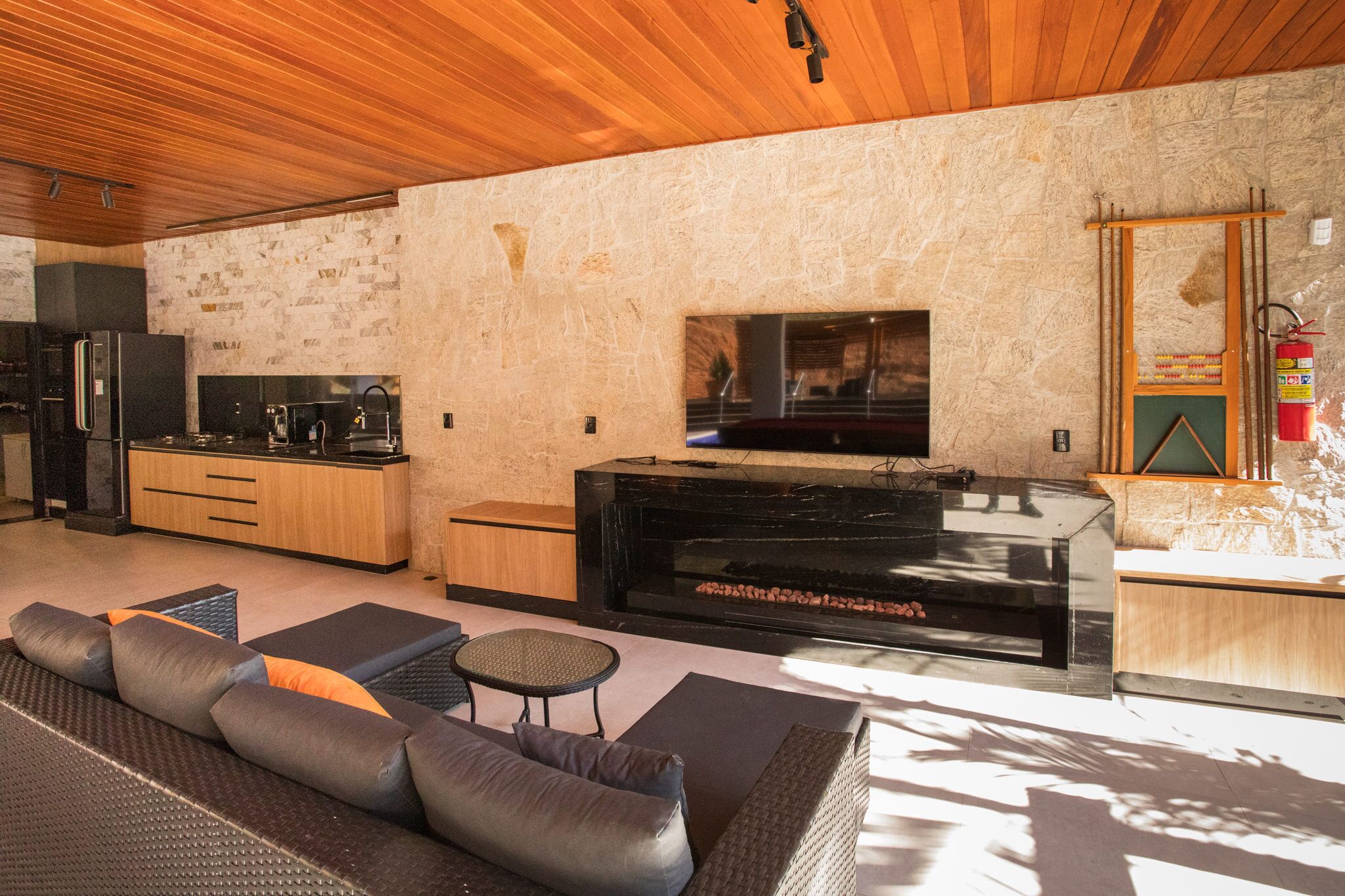 Televisor intel·ligent, futbolí, videoteca i estèreo 