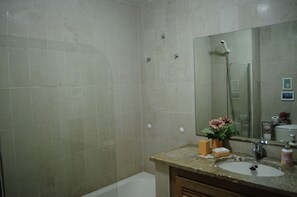 Combined shower/bathtub, hair dryer, bidet, towels