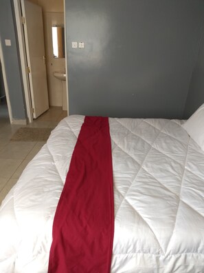 3 bedrooms, WiFi - Airport area villa home (Mlolongo)