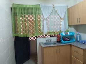 Fridge, oven, stovetop, cookware/dishes/utensils