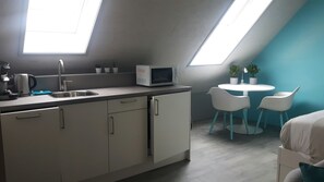 Réfrigérateur, micro-ondes, lave-vaisselle, cafetière/bouilloire