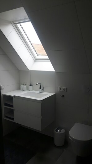 Sèche-cheveux, serviettes fournies