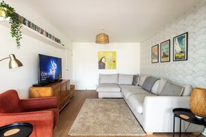 House | Living area | Flat-screen TV, toys - Beach Retreat With Parking Near the Sea (Whitstable)