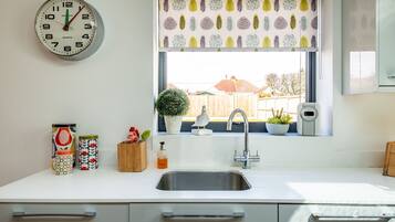 Casa | Instalaciones de cocina compartidas | Frigorífico grande, microondas, horno y placa de cocina