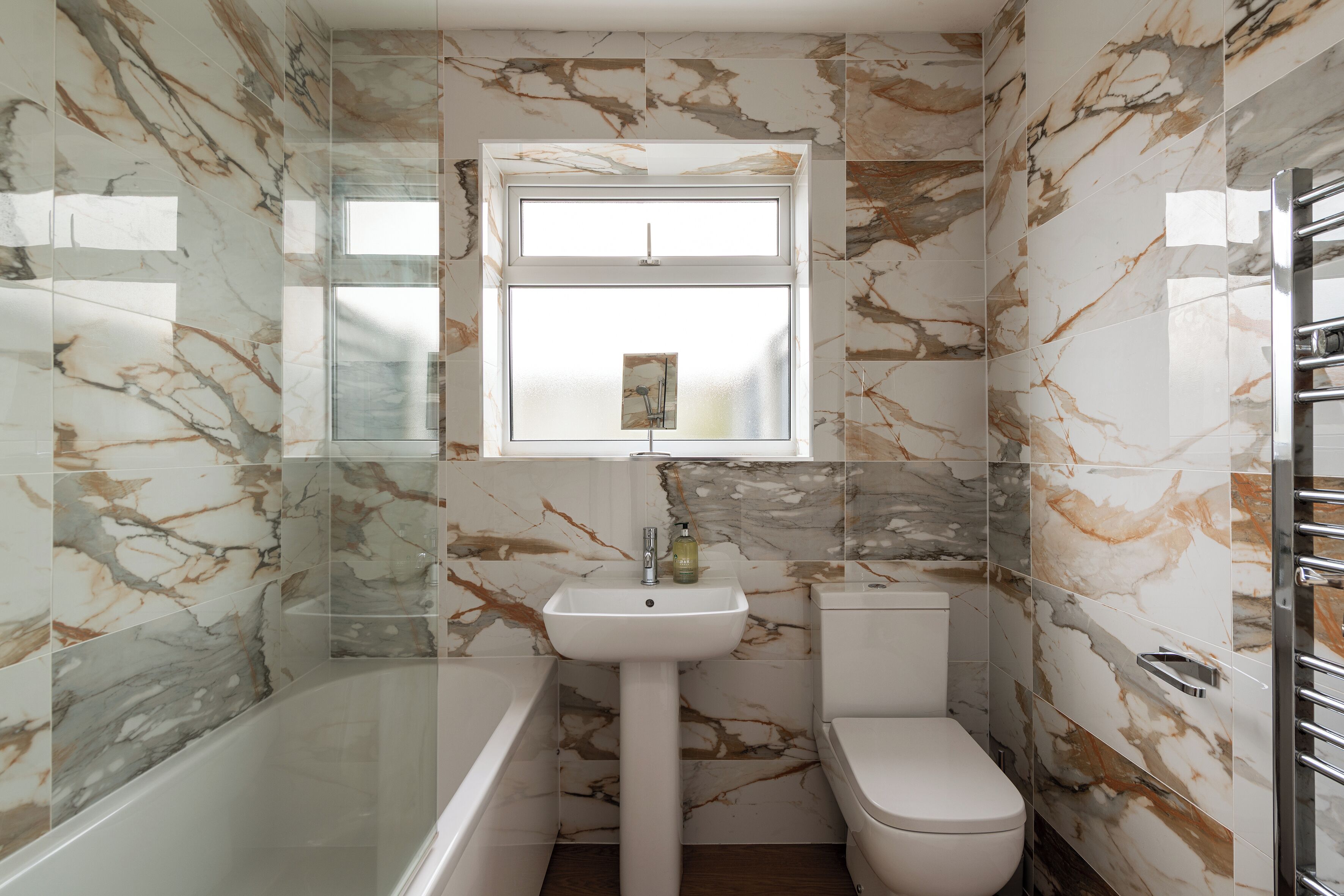 House | Bathroom | Combined shower/bathtub, towels