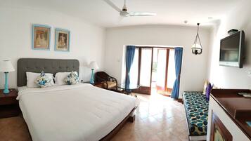 Deluxe-svíta | Míníbar, öryggishólf í herbergi, sérvalin húsgögn, skrifborð