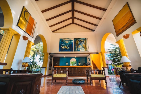 40-inch TV with digital channels - Coconut Grove Beach Resort (Betalbatim)