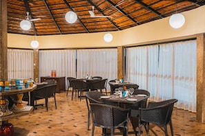 Restaurant - Coconut Grove Beach Resort (Betalbatim)