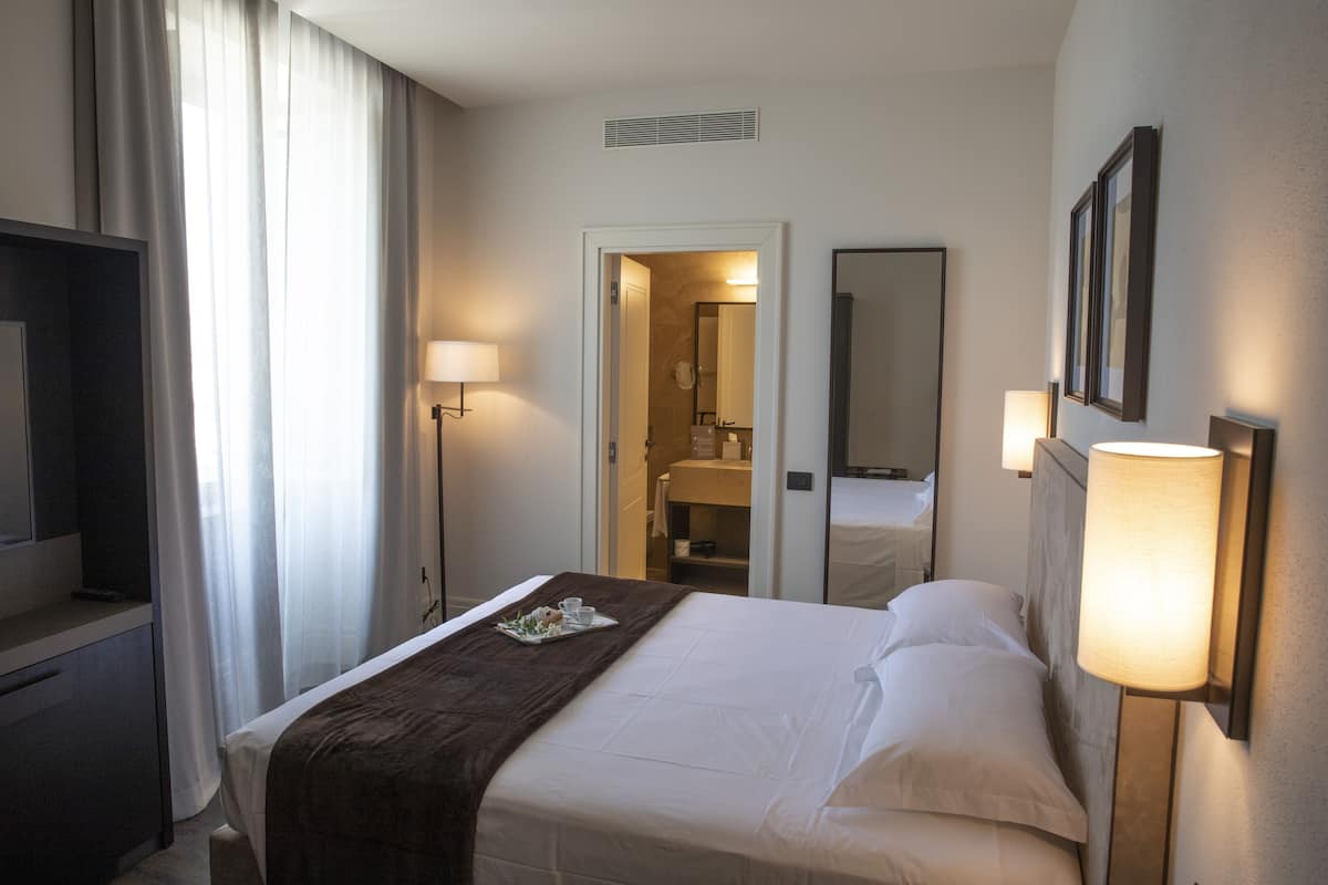 Habitación clásica doble | 1 dormitorio, ropa de cama de alta calidad, minibar y caja fuerte