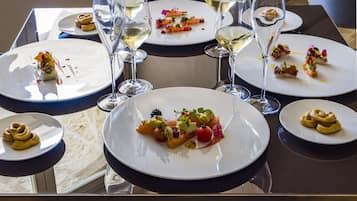 Lunch and dinner served, Italian cuisine