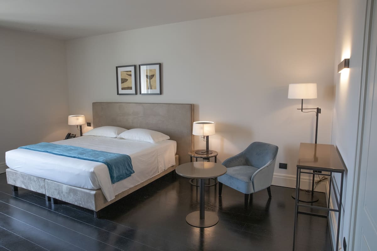 Habitación Deluxe, vistas a la ciudad | 1 dormitorio, ropa de cama de alta calidad, minibar y caja fuerte