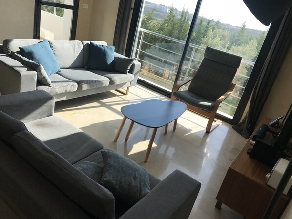 Fernseher, Videospiele, DVD-Player, Bücher