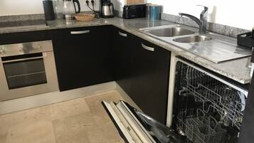 Frigorífico, horno, placa de cocina y lavavajillas