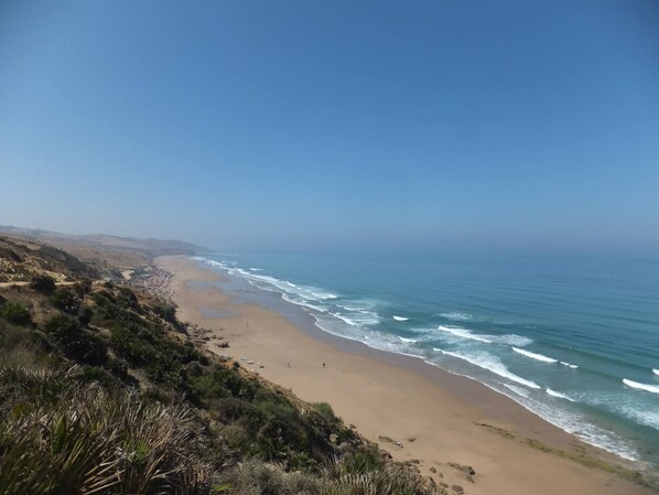Ubicación cercana a la playa y toallas de playa