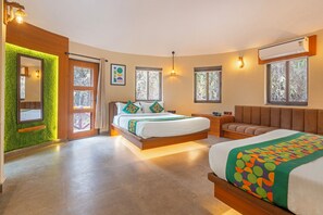 Deluxe Rooms with Balcony and Forest View | Ameublement unique, bureau, rideaux d’obscurcissement