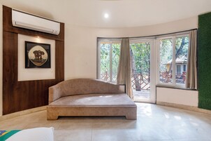 Muebles diferentes, escritorio y cortinas blackout 