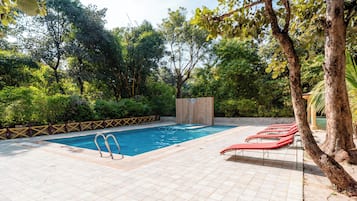 Hồ bơi ngoài trời