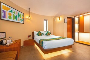 Deluxe Rooms with Balcony and Forest View | Dilengkapkan perabot secara berasingan, meja, langsir/tirai gelap terus 