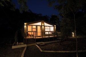 Muebles diferentes, escritorio y cortinas blackout 