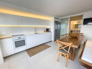 Geladeira, micro-ondas, fogão, cooktop