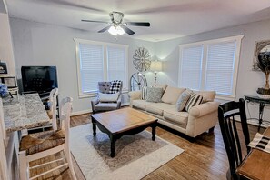 Een televisie en boeken